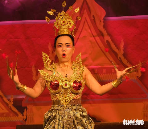 Việt Hương vào vai bà trùm Soái ca lâu trong vở Việt Hương vào vai bà trùm Soái ca lâu trong vở Truy lùng thái tử - Ảnh: LINH ĐOAN