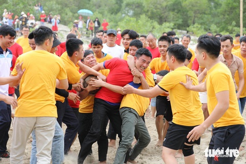 300 trai làng tranh quả cầu củ chuối ném vào rọ giữa không trung- Ảnh 1. Hội cướp cù An Mỹ đề cao tinh thần đoàn kết, thượng võ trong dân làng - Ảnh: HOÀNG TÁO