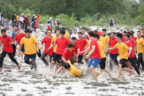 300 trai làng tranh quả cầu củ chuối ném vào rọ giữa không trung- Ảnh 3. Ngay khi một người giành được quả cầu thì có rất đông người bám theo để cướp lại - Ảnh: HOÀNG TÁO