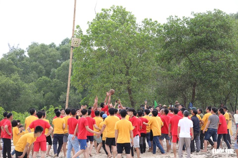 300 trai làng tranh quả cầu củ chuối ném vào rọ giữa không trung- Ảnh 5. Đội nào nèm cầu vào rọ là chiến thắng - Ảnh: HOÀNG TÁO