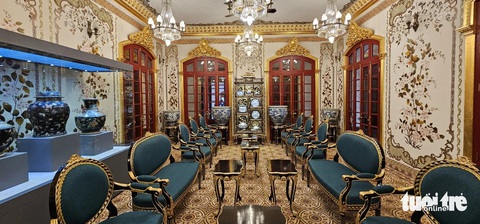 Ngỡ ngàng cổ vật trong điện Kiến Trung vừa phục dựng và mở cửa đón khách- Ảnh 3. Một căn phòng bên trong điện Kiến Trung trưng bày những cổ vật quý giá như bộ bàn ghế cổ, chum, đĩa đồ sứ ký kiểu... - Ảnh: THÁI LỘC