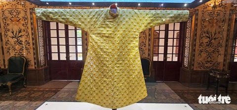 Ngỡ ngàng cổ vật trong điện Kiến Trung vừa phục dựng và mở cửa đón khách- Ảnh 5. Áo thường phục của vua Khải Định - Ảnh: THÁI LỘC