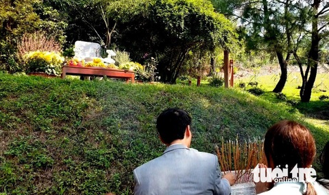 Ghé mộ Đại tướng ngắm 103 cây mai vàng khoe sắc ngày xuân- Ảnh 2. Chỉ trong 4 ngày đầu xuân mới, hàng chục ngàn người trong đó có nhiều người trên đường trở lại các tỉnh phía Nam làm việc đã ghé thắp hương tại khu mộ Đại tướng - Ảnh: QUỐC NAM