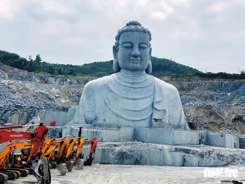 Toàn cảnh công trường làm tượng Phật khổng lồ bằng đá ở Đà Nẵng- Ảnh 1. Tượng Phật được thi công nhiều năm đến nay vẫn chưa hoàn tất - Ảnh: ĐOÀN CƯỜNG
