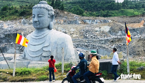 Toàn cảnh công trường làm tượng Phật khổng lồ bằng đá ở Đà Nẵng- Ảnh 2. Người dân ngắm và chụp hình lưu niệm tượng Phật ngày 13-2 - Ảnh: ĐOÀN CƯỜNG