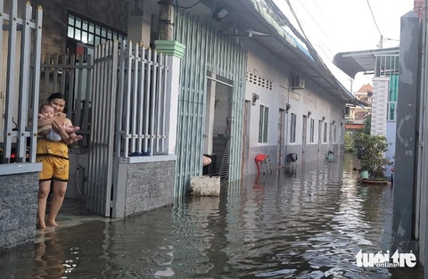 Mùng 4 Tết nhiều tuyến đường, nhà cửa ở miền Tây bị ngập do triều cường- Ảnh 1. Nhà dân ở khu vực chợ Cầu Cống, phường 10, TP Mỹ Tho bị nước ngập do triều cường - Ảnh: HOÀI THƯƠNG