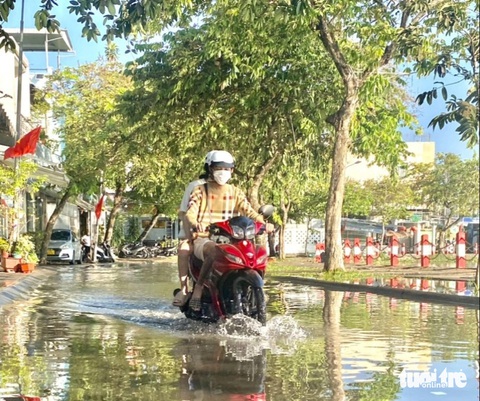 Mùng 4 Tết nhiều tuyến đường, nhà cửa ở miền Tây bị ngập do triều cường- Ảnh 2. Nước ngập khu vực đường Huỳnh Cương (hồ Xáng Thổi) và đường Nguyễn Thần Hiến (quận Ninh Kiều) TP Cần Thơ - Ảnh: THÁI LŨY