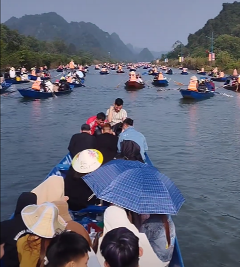 Thuyền, đò tấp nập đưa khách về lễ Phật, du ngoạn chùa Hương ngày mùng 4 Tết Giáp Thìn - Ảnh: Nguyễn Thắng Thuyền, đò tấp nập đưa khách về lễ Phật, du ngoạn chùa Hương ngày mùng 4 Tết Giáp Thìn - Ảnh: Nguyễn Thắng