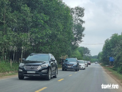 Vì sao nhiều người chọn đường Hồ Chí Minh để nườm nượp vào Nam?- Ảnh 1. Xe biển số các tỉnh phía Nam nối đuôi nhau trên đường Hồ Chí Minh đoạn qua tỉnh Quảng Trị ngày 13-2 - Ảnh: TRƯỜNG TRUNG