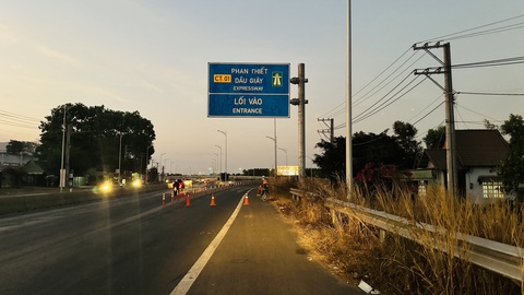 Tai nạn liên hoàn trên cao tốc Phan Thiết - Dầu Giây, kẹt xe hơn 5km- Ảnh 3. Lực lượng chức năng đóng đường từ quốc lộ 1 vào cao tốc TP.HCM - Long Thành - Dầu Giây đoạn qua huyện Xuân Lộc, tỉnh Đồng Nai - Ảnh: AN BÌNH