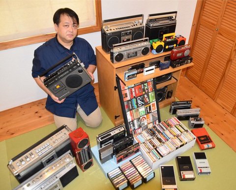 Băng cassette bất ngờ quay trở lại Nhật Bản- Ảnh 4. Anh Jo Takase và một phần bộ sưu tập cassette tại nhà anh ở Shima