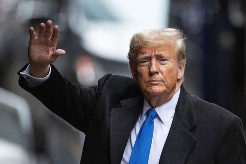 Tin tức thế giới 13-2: Ông Trump 'cầu cứu' Tòa án Tối cao Mỹ về quyền miễn trừ truy tố- Ảnh 1. Cựu tổng thống Mỹ Donald Trump chào những người ủng hộ ông bên ngoài Tháp Trump ở Manhattan, thành phố New York, Mỹ vào ngày 25-1 năm nay - Ảnh: REUTERS