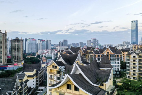 Tân Hoa xã: Du lịch xuyên biên giới Trung Quốc - Việt Nam bùng nổ dịp Tết- Ảnh 1. Ảnh chụp từ trên không vào ngày 7-9-2023 cho thấy các tòa nhà tại khu thương mại ASEAN ở thành phố Nam Ninh, Khu tự trị dân tộc Choang Quảng Tây, miền nam Trung Quốc - Ảnh: TÂN HOA XÃ
