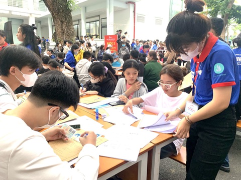 Đại học có tỉ lệ nhập học trung bình 3 năm thấp hơn 50%: không đạt chuẩn- Ảnh 1. Thí sinh trúng tuyển năm 2024 làm thủ tục nhập học tại Trường đại học Công nghiệp TP.HCM - Ảnh: TRẦN HUỲNH