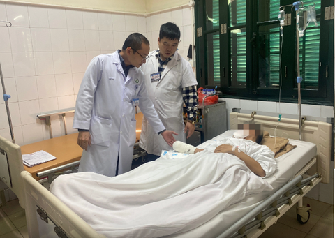 Nam thiếu niên nhập viện vì pháo tự chế phát nổ - Ảnh: T.B Nam thiếu niên nhập viện vì pháo tự chế phát nổ - Ảnh: T.B