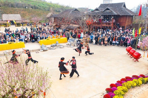 Nhiều khu du lịch bùng nổ du khách đầu xuân Giáp Thìn- Ảnh 1. Du khách trải nghiệm Tết Tây Bắc để du xuân, tham gia lễ hội