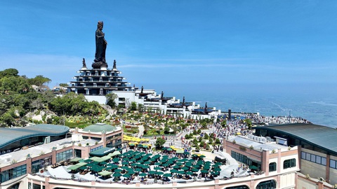 Nhiều khu du lịch bùng nổ du khách đầu xuân Giáp Thìn- Ảnh 7. Quần thể tâm linh kỳ vĩ trên núi Bà Đen: Tượng Phật Bà Tây Bổ Đà Sơn, Tôn tượng Bồ Tát Di Lặc