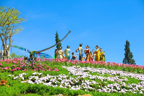 Nhiều khu du lịch bùng nổ du khách đầu xuân Giáp Thìn- Ảnh 8. Bên cạnh cáp treo giữa lưng chừng trời là cánh đồng hoa muôn sắc với lễ hội Xuân chào đón du khách