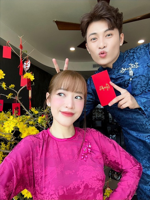 Puka đòi lì xì từ Gin Tuấn Kiệt và cái kết khiến netizen đua nhau 'xin vía'- Ảnh 1. Puka đăng tải clip đòi lì xì từ chồng Gin Tuấn Kiệt