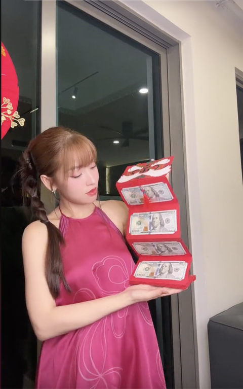 Puka đòi lì xì từ Gin Tuấn Kiệt và cái kết khiến netizen đua nhau 'xin vía'- Ảnh 2. Puka ngỡ ngàng với chiếc bao lì xì được chồng yêu tặng