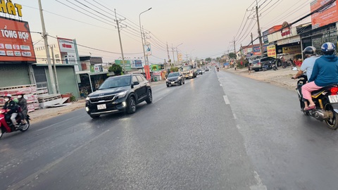 Tai nạn liên hoàn trên cao tốc Phan Thiết - Dầu Giây, kẹt xe hơn 5km- Ảnh 4. Các phương tiện đổ dồn về quốc lộ 1 theo hướng từ Đồng Nai đi TP.HCM - Ảnh: AN BÌNH