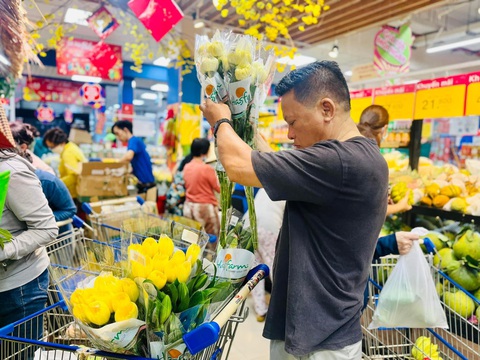 Mùng 4 Tết: thêm siêu thị mở cửa, rau xanh, thực phẩm tươi sống dồi dào- Ảnh 2. Người dân mua sắm hoa tươi, các siêu thị đảm bảo nguồn hàng tươi sống ngay đầu năm mới. - Ảnh: M.T.