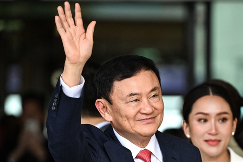 Thái Lan thông báo trả tự do cho cựu thủ tướng Thaksin- Ảnh 1. Cựu thủ tướng Thái Lan Thaksin Shinawatra chào những người ủng hộ bên cạnh con gái ông, Paetongtarn Shinawatra (phải) sau khi đáp xuống sân bay Don Mueang ở Bangkok vào ngày 22-8-2023 - Ảnh: AFP