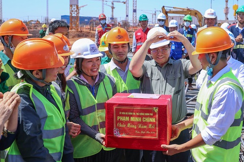 Thủ tướng tặng quà, chúc Tết công nhân thi công Dự án Thủ tướng tặng quà, chúc Tết công nhân thi công dự án