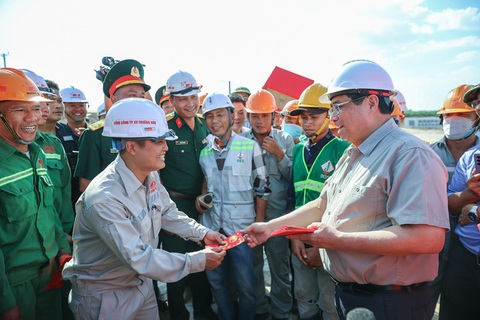Thủ tướng tặng quà cán bộ kỹ sư thi công tuyến cao tốc Biên Hòa - Vũng Tàu Thủ tướng lì xì cán bộ kỹ sư thi công tuyến cao tốc Biên Hòa - Vũng Tàu