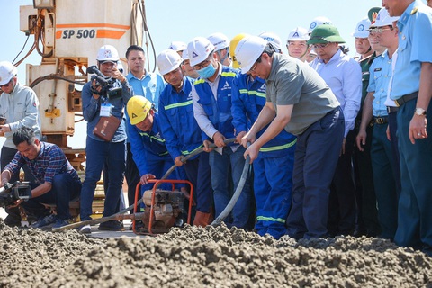 Thủ tướng cùng thi công động viên công nhân tại công trường sân bay quốc tế Long Thành Thủ tướng cùng thi công động viên công nhân tại công trường sân bay quốc tế Long Thành