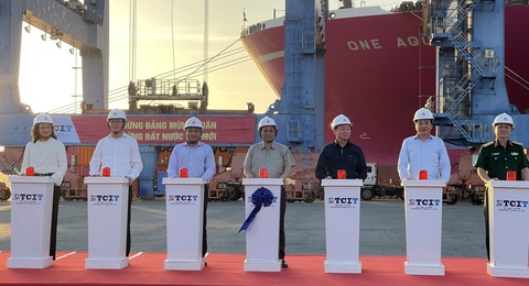 Thủ tướng nhấn nút phát lệnh làm hàng tại cảng quốc tế Tân Cảng - Cái Mép - Ảnh: Đ.H Thủ tướng nhấn nút phát lệnh làm hàng tại cảng quốc tế Tân Cảng - Cái Mép - Ảnh: Đ.H.
