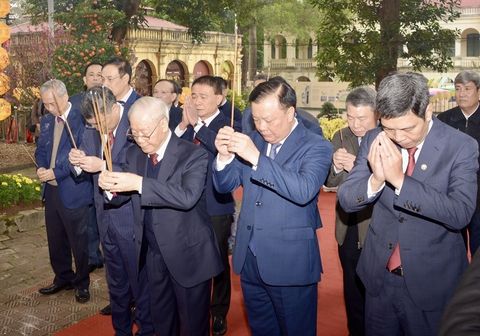 Tổng Bí thư Nguyễn Phú Trọng cùng đoàn dâng hương sáng 13-2 - Ảnh: TTXVN Tổng bí thư Nguyễn Phú Trọng cùng đoàn dâng hương tại Hoàng thành Thăng Long sáng 13-2 - Ảnh: TTXVN