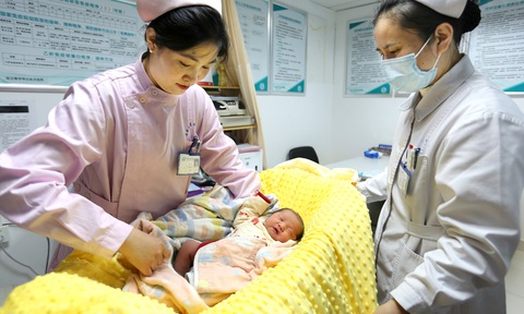 Trung Quốc dự đoán số trẻ sơ sinh 'bùng nổ' trong năm con rồng- Ảnh 1. Vào mùng 1 Tết, nhiều "bé rồng" đã chào đời tại Trung Quốc - Ảnh: VCG