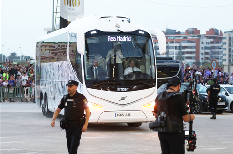 Real Madrid gặp tai nạn khi đến Leipzig đá Champions League- Ảnh 1. Xe buýt chở đội Real Madrid gặp tai nạn - Ảnh: BILD
