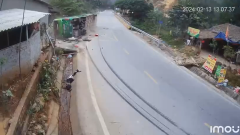Xe khách lật ngang trên quốc lộ 32, một người chết, nhiều người bị thương- Ảnh 1. Camera an ninh nghi lại khoảnh khắc chiếc xe khách lật nghiêng - Ảnh cắt từ clip
