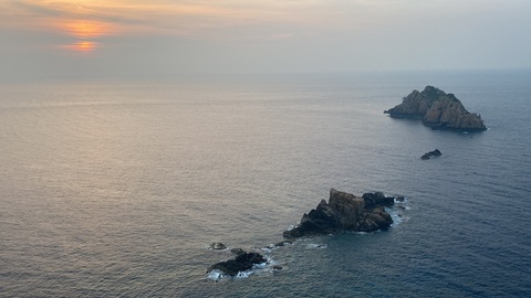 Khám phá 'nàng tiên xanh' giữa vịnh Nha Trang- Ảnh 9. Ngắm toàn vịnh Nha Trang tại nơi cao nhất trên đảo Bích Đầm - Ảnh: XUÂN VIÊN
