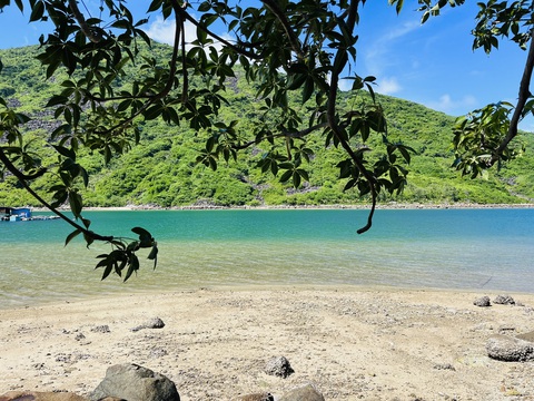 Khám phá 'nàng tiên xanh' giữa vịnh Nha Trang- Ảnh 3. Nước trên đảo Bích Đầm có màu xanh như ngọc bích - Ảnh: XUÂN VIÊN