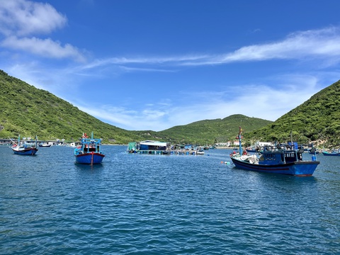 Khám phá 'nàng tiên xanh' giữa vịnh Nha Trang- Ảnh 6. Làng chài hoang sơ tại Bích Đầm - Ảnh: XUÂN VIÊN