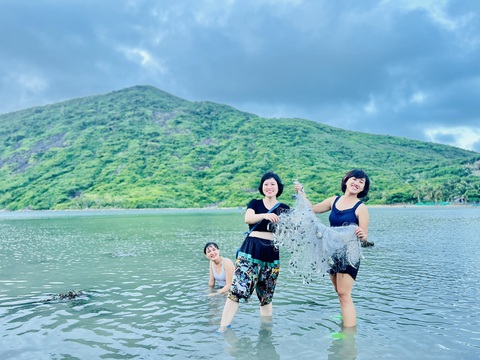 Khám phá 'nàng tiên xanh' giữa vịnh Nha Trang- Ảnh 5. Du khách đắm chìm trong làn nước trong xanh - Ảnh: XUÂN VIÊN