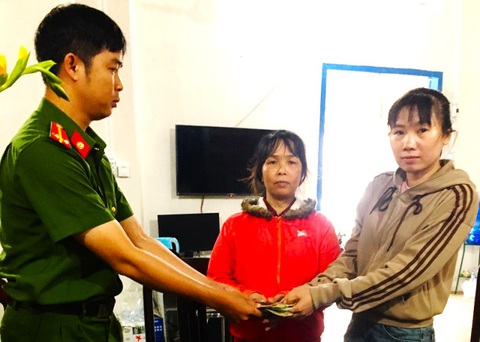 Công an xã An Ninh Tây (huyện Tuy An, tỉnh Phú Yên) đã tổ chức trao trả lại tài sản gồm giấy tờ cá nhân, cùng số tiền 13 triệu đồng cho bà Huỳnh Thị Xuân Lan (ở giữa) - Ảnh: Công an cung cấp Công an xã An Ninh Tây (huyện Tuy An, tỉnh Phú Yên) tổ chức trao trả lại tài sản gồm giấy tờ cá nhân, cùng số tiền 13 triệu đồng cho bà Huỳnh Thị Xuân Lan (ở giữa) - Ảnh: Công an cung cấp
