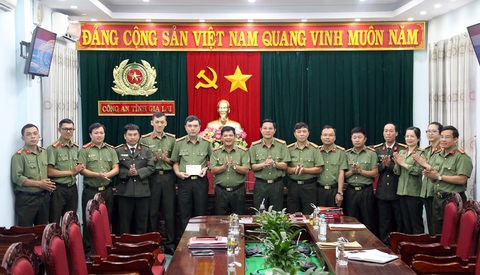 Thủ đoạn cũ rích vẫn lừa được gần 100 tỉ qua mạng- Ảnh 1. Lãnh đạo Công an tỉnh Gia Lai khen thưởng động viên cán bộ, chiến sĩ tham gia triệt phá đường dây, tổ chức tội phạm lừa đảo qua mạng xã hội - Ảnh: C.A.