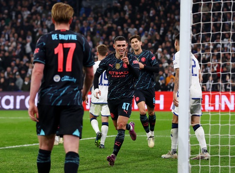 Kevin De Bruyne tỏa sáng giúp Man City thắng dễ Copenhagen- Ảnh 3. Foden ăn mừng cùng Kevin De Bruyne sau bàn ấn định tỉ số - Ảnh: Reuters