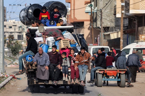 Một gia đình người Palestine chạy hỏi thành phố Gaza ngày 12-2 - Ảnh: AFP Một gia đình người Palestine chạy khỏi thành phố Gaza ngày 12-2 - Ảnh: AFP