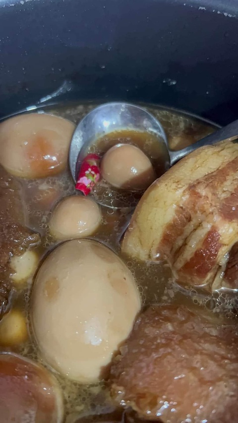 Ảnh vui 14-2: 'Cô Tấm' nào rơi hài trên đường đi lễ xuân đầu năm?- Ảnh 2. Lần đầu tiên, cái móng tay có trong nồi thịt kho hột vịt.