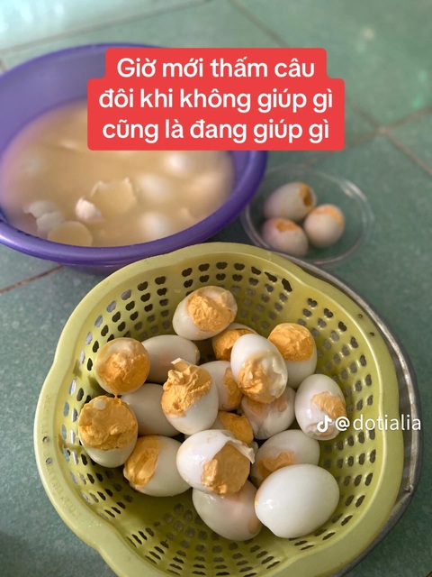 Ảnh vui 14-2: 'Cô Tấm' nào rơi hài trên đường đi lễ xuân đầu năm?- Ảnh 4. Chán... buồn chẳng muốn nói.
