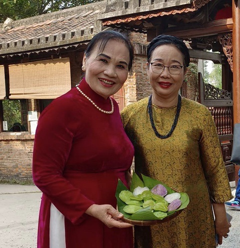 Nghệ nhân Hồng Oanh (bìa trái) và giám đốc Bảo tàng Áo dài tại lễ kỷ niệm 10 năm thành lập Bảo tàng Áo dài, diễn ra ngày 19-1 - Ảnh: Fanpage Bảo tàng Áo dài Nghệ nhân Hồng Oanh (bìa trái) và giám đốc Bảo tàng Áo dài tại lễ kỷ niệm 10 năm thành lập Bảo tàng Áo dài, diễn ra ngày 19-1 vừa qua - Ảnh: Fanpage Bảo tàng Áo dài
