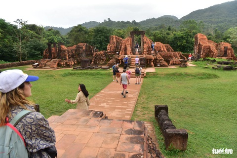 Du khách nước ngoài tham quan và chụp ảnh khu vực cụm tháp nhóm A Du khách nước ngoài tham quan và chụp ảnh khu vực cụm tháp nhóm A