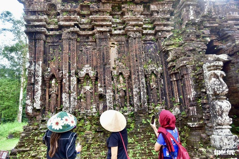 Hoa văn người Chăm đục đẻo trên gạch sau khi xây Tháp Kho Hoa văn người Chăm đục đẽo trên gạch sau khi xây Tháp Kho