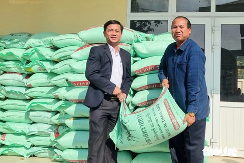 Quảng Trị xuất khẩn cấp 400 triệu đồng và 10 tấn gạo tặng 2.000 hộ dân Lào- Ảnh 1. Ông Trần Bình Thuận (trái) đại diện tỉnh Quảng Trị trao tặng khẩn cấp 5 tấn gạo và 200 triệu đồng đến chính quyền huyện Sê Pôn - Ảnh: V.S.