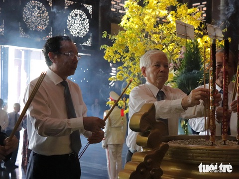 Lãnh đạo Đảng, Nhà nước dự họp mặt truyền thống cách mạng Sài Gòn - Chợ Lớn - Gia Định- Ảnh 1. Các đại biểu dâng hương Chủ tịch Hồ Chí Minh tại đền tưởng niệm Khu truyền thống cách mạng Sài Gòn - Chợ Lớn - Gia Định - Ảnh: CẨM NƯƠNG